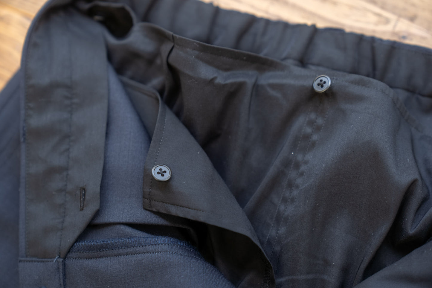裾直し不要のcalm Tapered Slacks